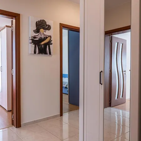 Evgeny's Stylishly Designed 2 Bedroom Garage! 소피아