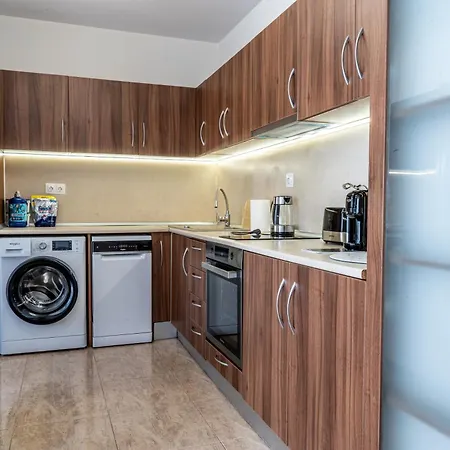 Evgeny's Stylishly Designed 2 Bedroom Garage! 소피아