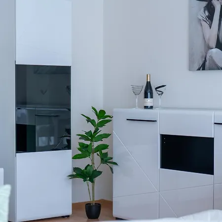 דירה Evgeny's Stylishly Designed 2 Bedroom Garage! *