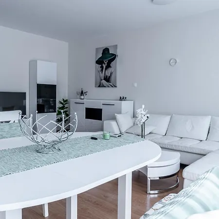 Evgeny's Stylishly Designed 2 Bedroom Garage! 索菲亞