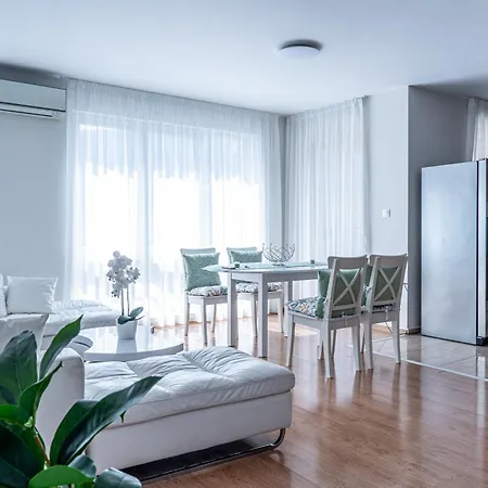 Evgeny's Stylishly Designed 2 Bedroom Garage! 公寓 索菲亞