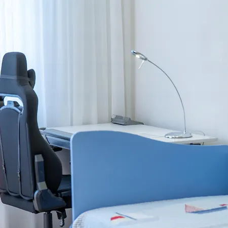 Evgeny's Stylishly Designed 2 Bedroom Garage! 公寓