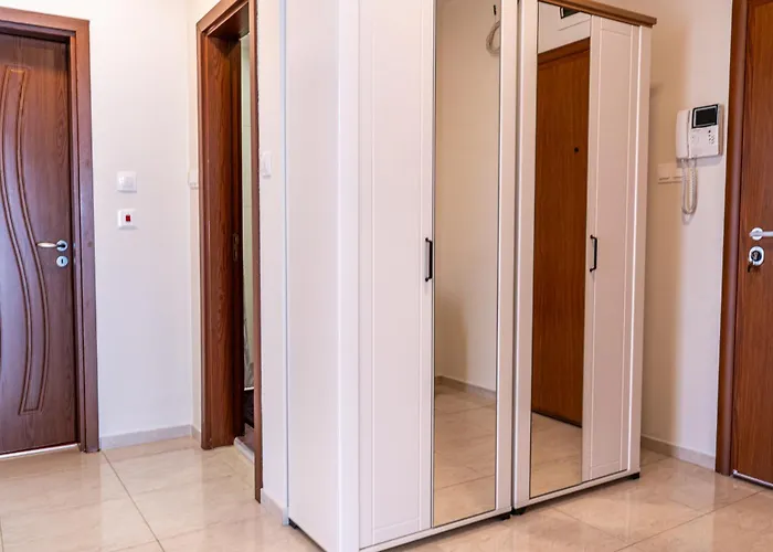 Evgeny's Stylishly Designed 2 Bedroom Garage! アパート ソフィア