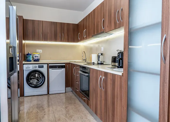 Evgeny's Stylishly Designed 2 Bedroom Garage! ソフィア