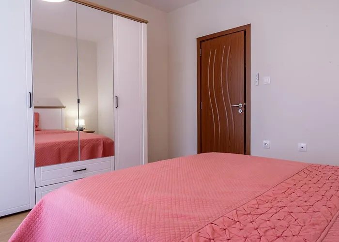 Evgeny's Stylishly Designed 2 Bedroom Garage! * ソフィア