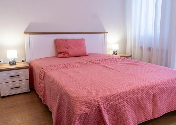 Evgeny's Stylishly Designed 2 Bedroom Garage! アパート