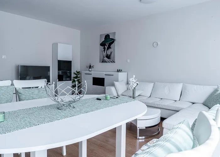 Evgeny's Stylishly Designed 2 Bedroom Garage! ソフィア