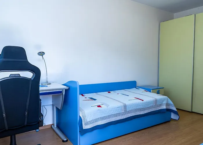 Evgeny's Stylishly Designed 2 Bedroom Garage! アパート