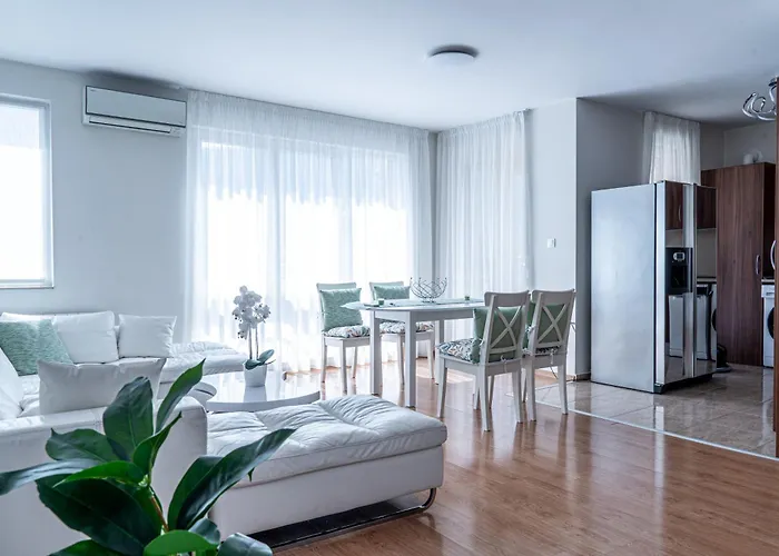 Evgeny's Stylishly Designed 2 Bedroom Garage! アパート ソフィア