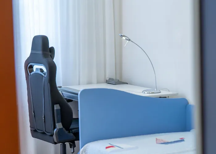 Evgeny's Stylishly Designed 2 Bedroom Garage! アパート