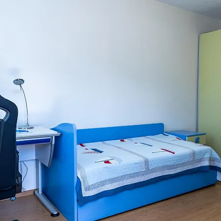 Evgeny's Stylishly Designed 2 Bedroom Garage! شقة