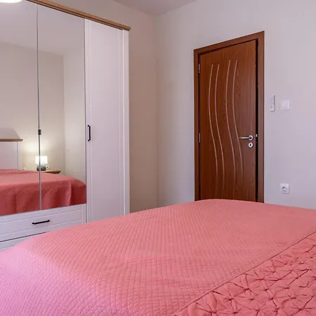 Evgeny's Stylishly Designed 2 Bedroom Garage! * Sofia